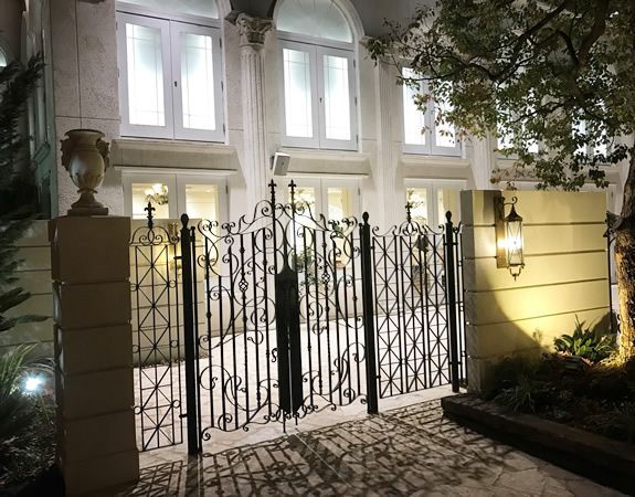 ロートアイアン門扉と屋外ブラケット照明 ロートアイアン門扉と屋外ブラケット照明
